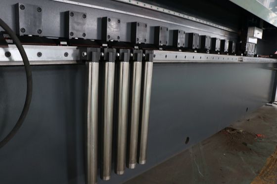 เครื่องตัดซีเอ็นซีแนวตั้ง 6000 Mm 8 Mpa สล็อตแผ่นโลหะเครื่องเซาะร่อง 10 Mm