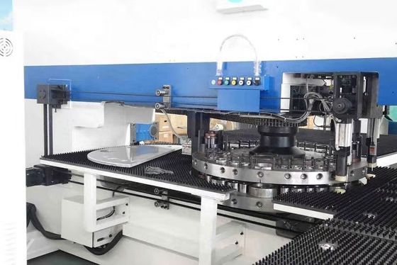 เครื่องเจาะ CNC Turret Punch Press ประเภทเซอร์โวพร้อมดัชนีอัตโนมัติ 30 ตัน