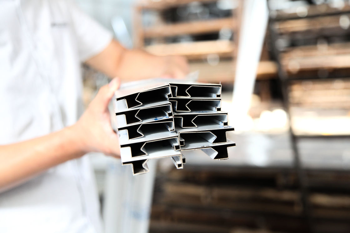 เครื่องเซาะร่อง CNC V แผ่นโลหะสำหรับรายละเอียดร้านอาหารในโรงแรม 5.5 KW